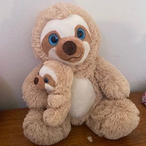 Mama sloth with baby sloth!